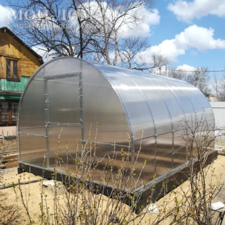 Теплица Восточная Усиленная 4 метра с поликарбонатом | Мой-Дом27 | Каркас изготовлен из оцинкованной замкнутой трубы 20*20 мм.<br>
 Ширина - 3&nbsp;метра. Высота - 2,1 метра. Длина 4 метра.&nbsp;<br>
 Выдерживаемая снеговая нагрузка - 150 кг/м2. Выдерживаемая ветровая нагрузка - до 20 м/с.<br>
 Расстояние между дугами 0,65&nbsp;метра.&nbsp;Толщина металла дуг 1,2 мм.&nbsp;Ширина двери 0,96 метра.<br>